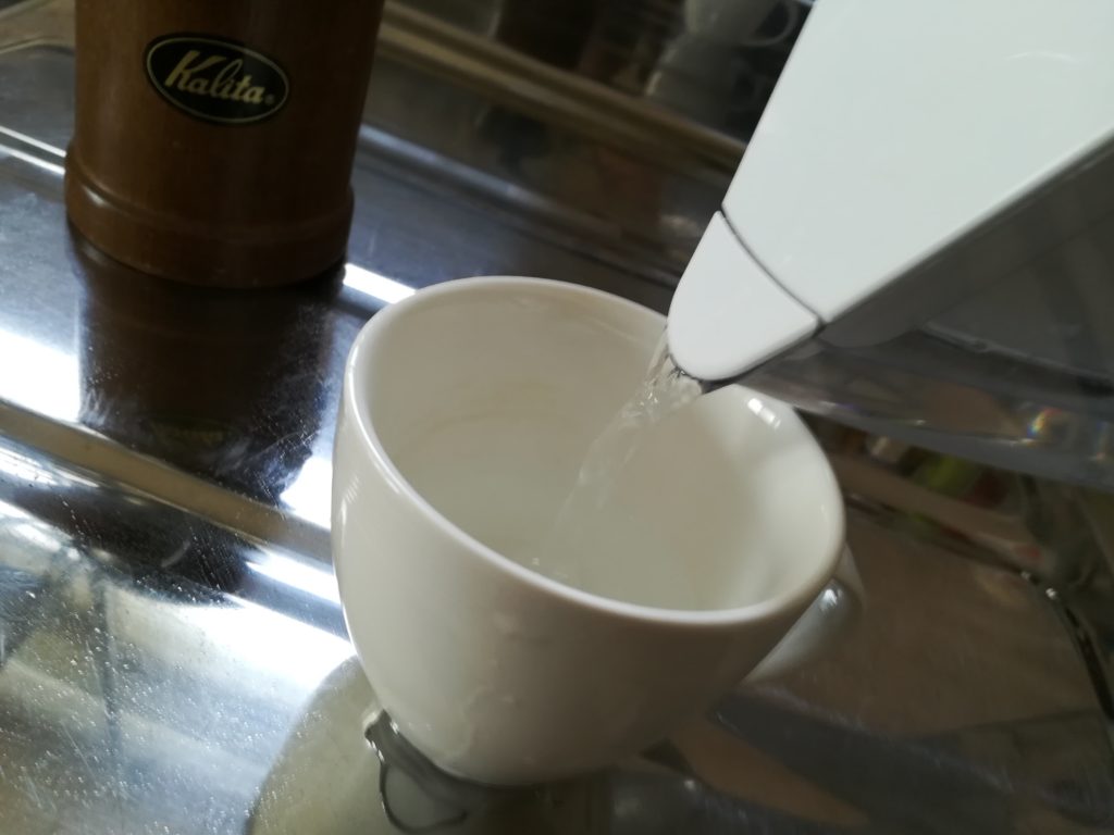 コーヒーカップに水を入れる