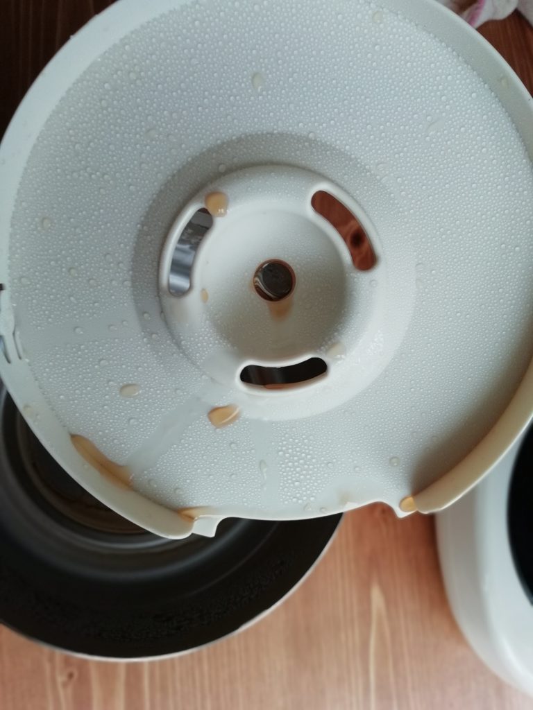 ビタントニオのコーヒーメーカーVCD-200のコーヒー抽出後のコーヒーサーバーの中