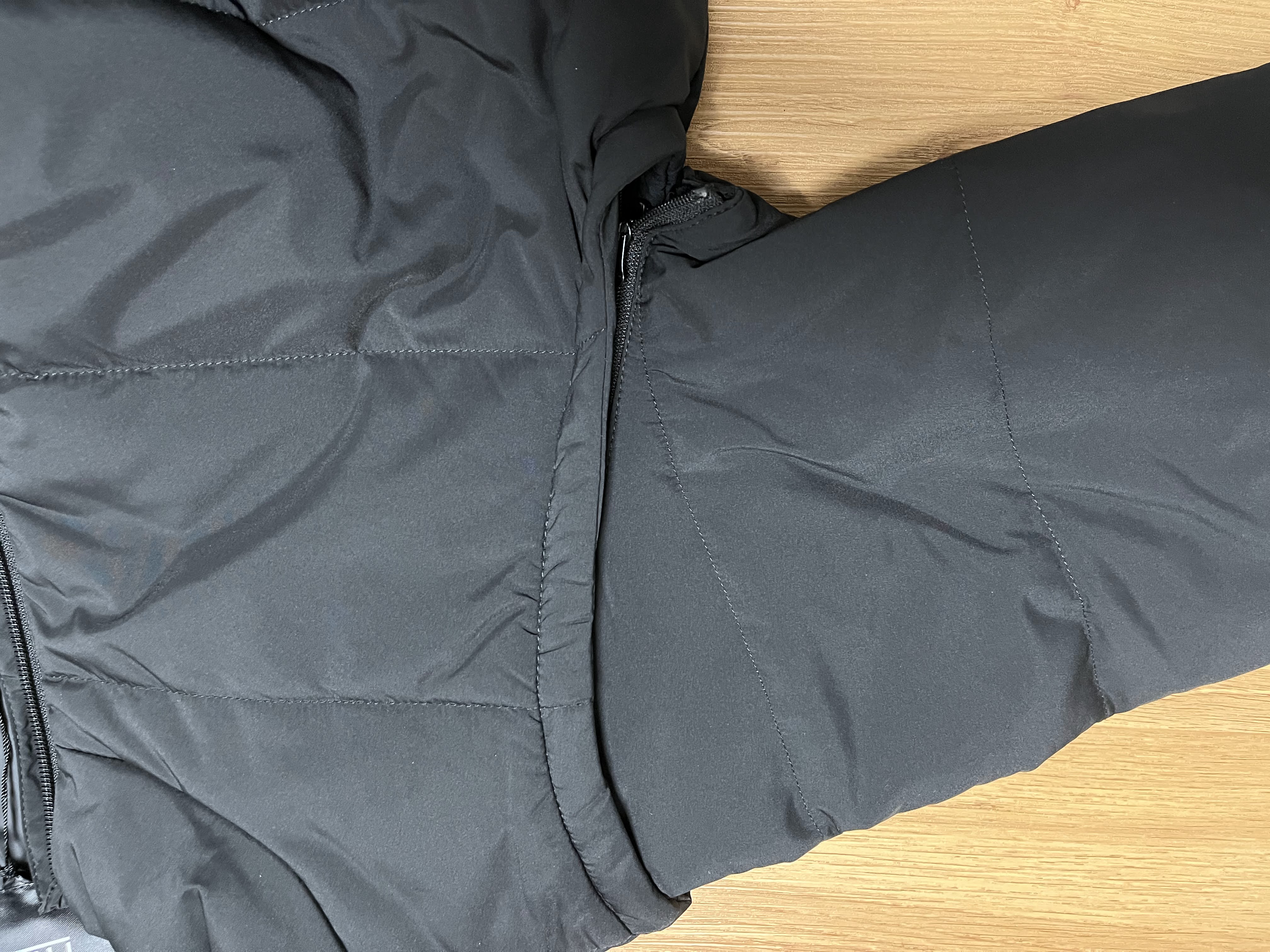 アイリスオーヤマ 2wayヒートジャケット FC21614-BKL 袖の部分